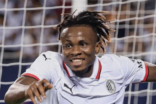 Chukwueze nimmt bewegenden Abschied, als seine Mutter in Abia zu Grabe getragen wird
