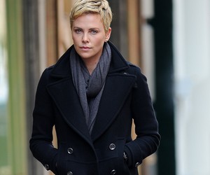  Charlize Theron is single