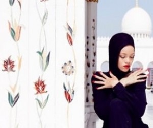 Rihanna asked to leave mosque