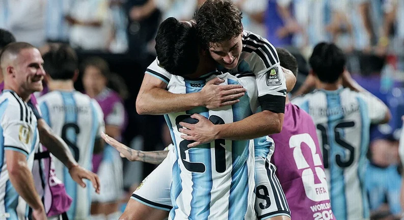 Álvarez Fires Stoppage-Time Winner as Argentina Beat Switzerland 3-1 to Reach Semis