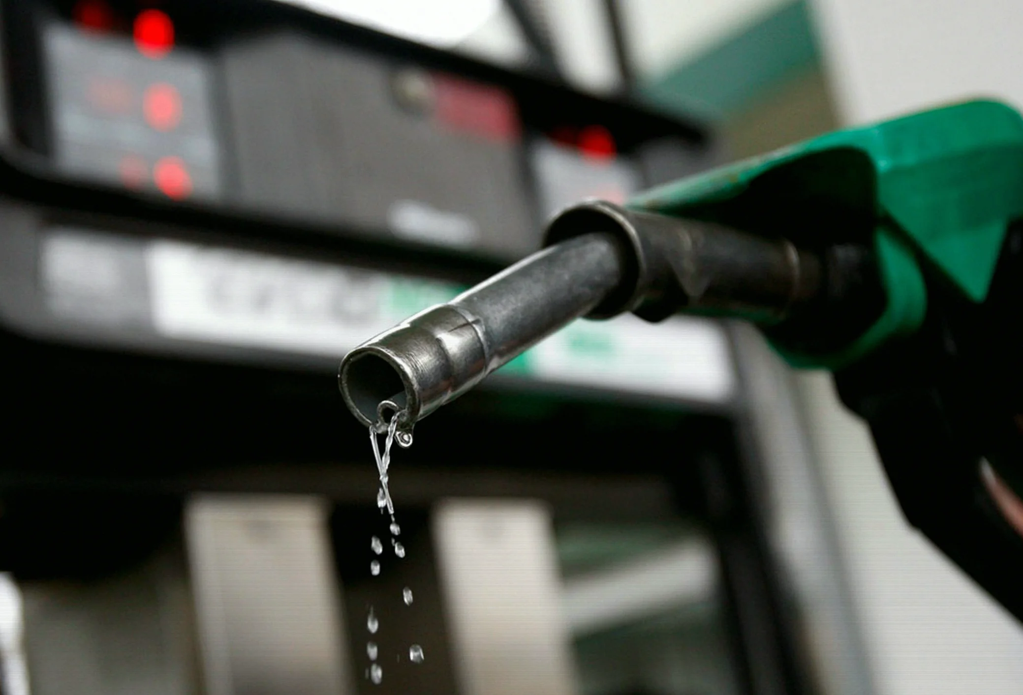 Nigeria’s fuel-cost hopes lift as crude prices dip, but volatility persists
