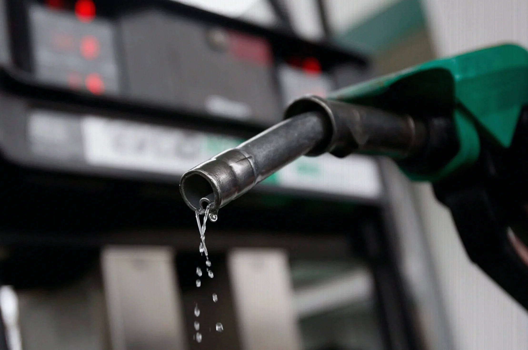 Abuja Fuel Retailers Cut Petrol Prices to Lure Shoppers as Oil Wobbles