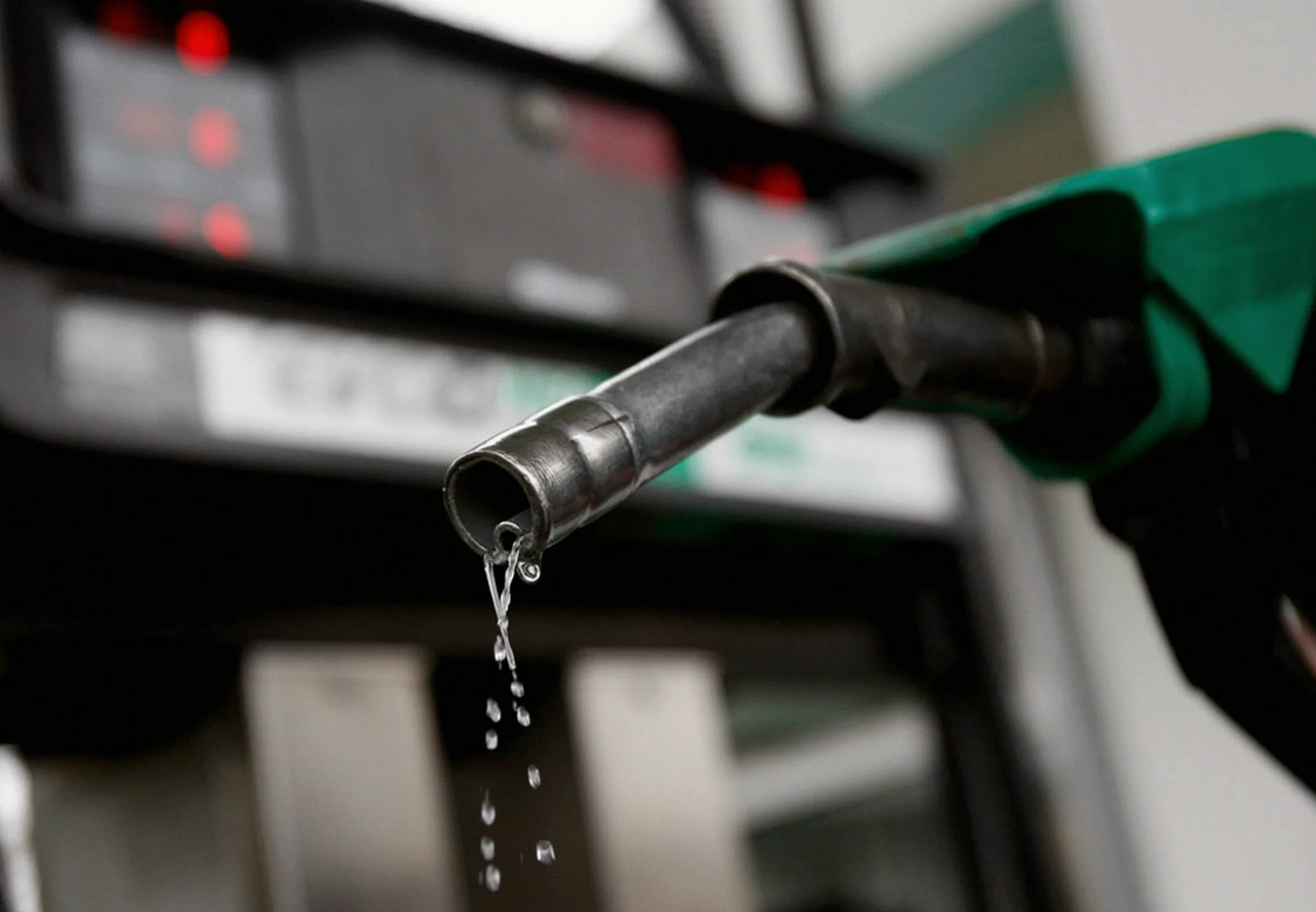 NNPCL and Retailers Cut Petrol Prices as Dangote Refinery Trims Gantry Rate