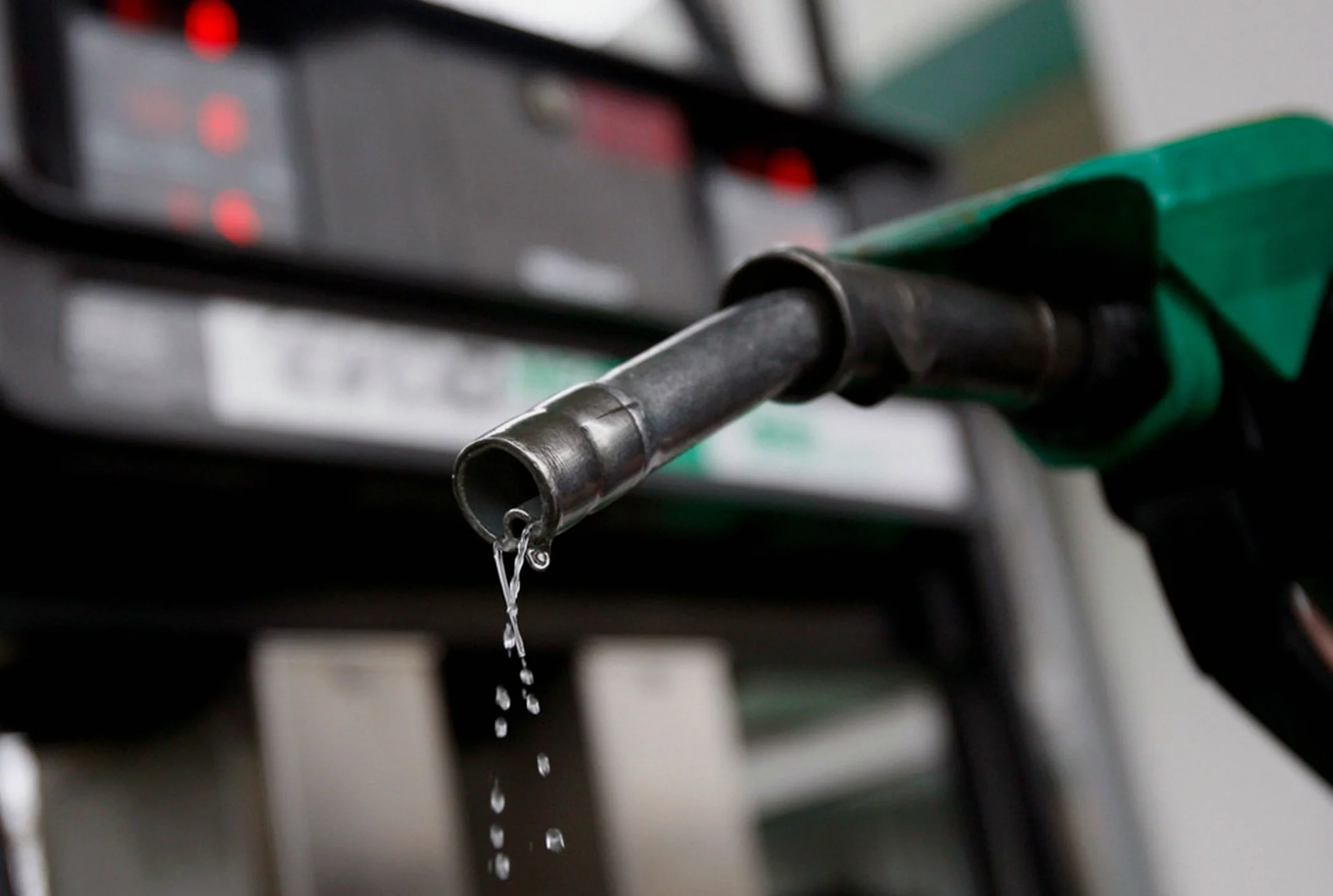 Nigerians Anticipate Fuel Price Cut as Brent and WTI Drop Below $80