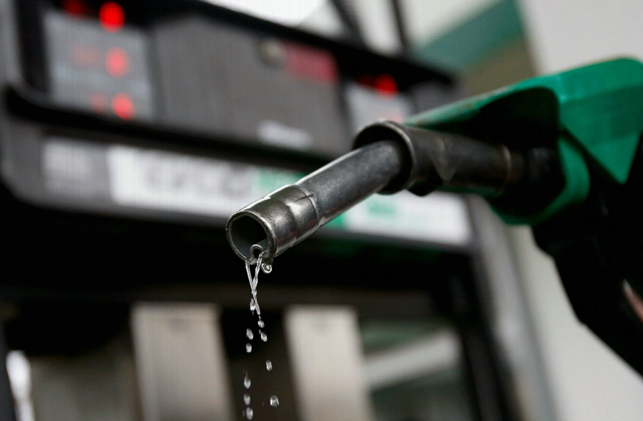 Nigerian Muslim Group Presses Govt to Cut Petrol Price Below ₦700