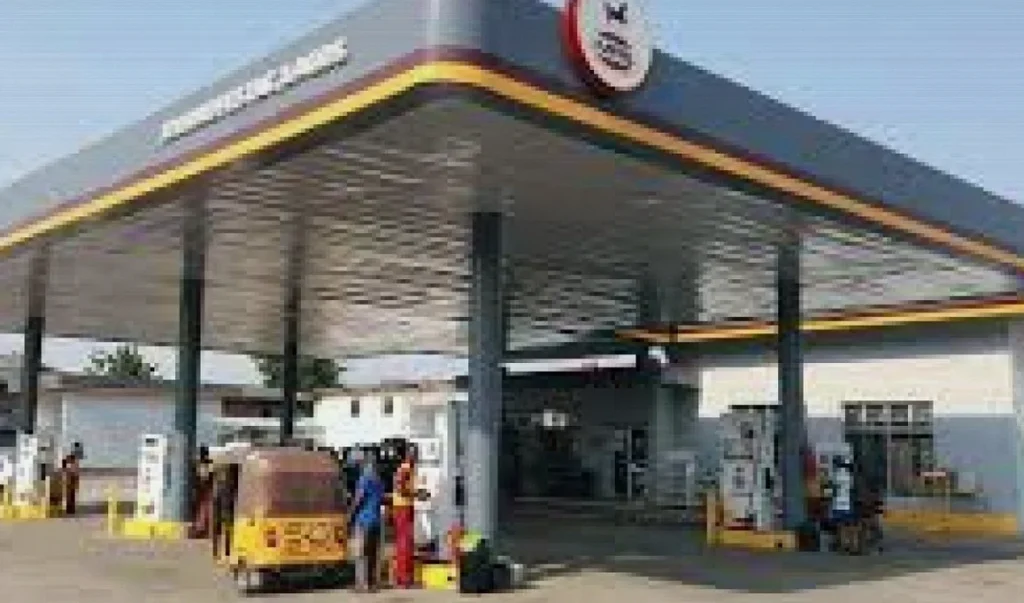 Dangote Refinery Resumes Dollar Sales as MRS Stations Close Over Fuel Shortage