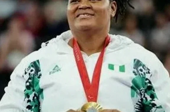 Oluwafemiayo dedicates Commonwealth gold after world-record Para Powerlifting lift