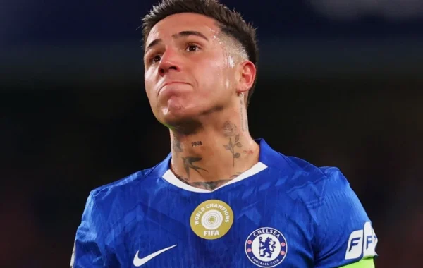 Enzo Fernández Faces Mixed Chelsea Reception in Pre-Season Return