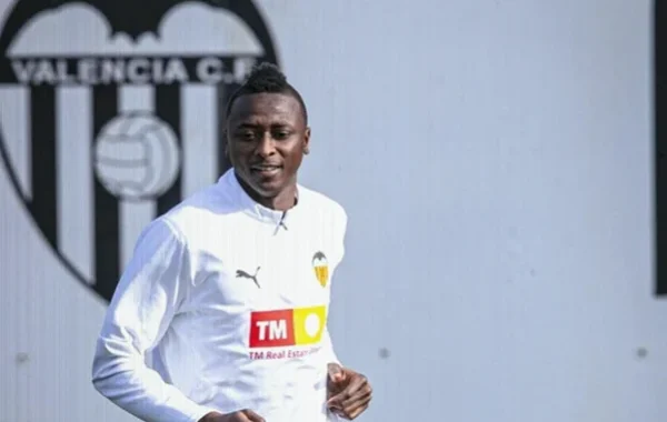 Sadiq Umar Ruled Out of Valencia’s England Tour Clash with Hamstring Injury