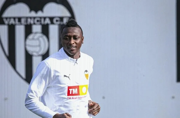 Sadiq Umar Ruled Out of Valencia’s England Tour Clash with Hamstring Injury