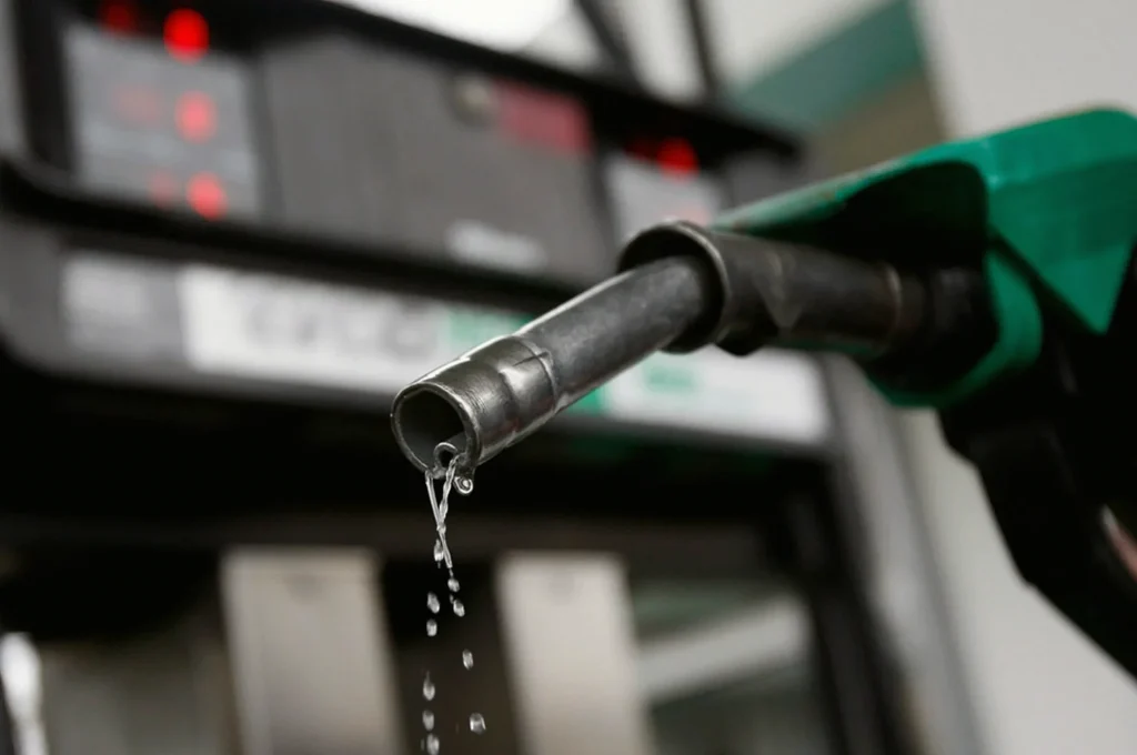 Nigeria’s Refiners Urged to Cut Petrol Prices as Crude Benchmarks Fall