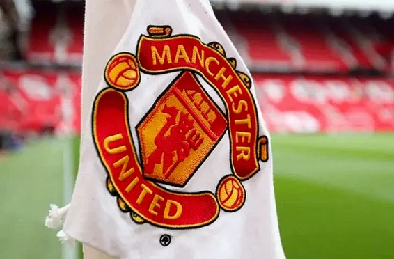Como make winning Champions League debut as United and Bayern cruise