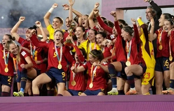 De la Fuente Set to Lead Spain Through 2030 After Trophy-Laden Run
