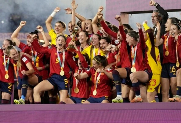 De la Fuente Set to Lead Spain Through 2030 After Trophy-Laden Run