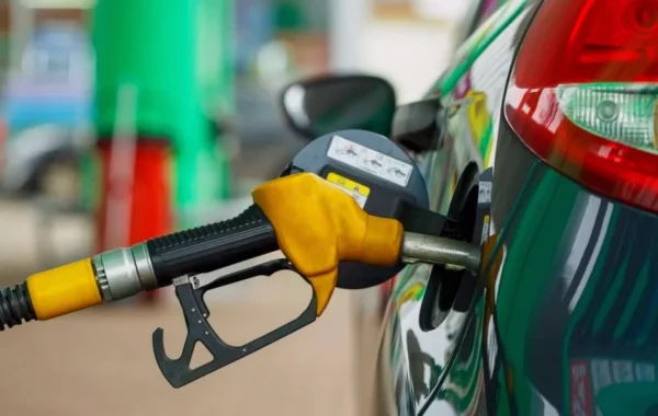 Oil slide intensifies calls for lower petrol prices in Nigeria