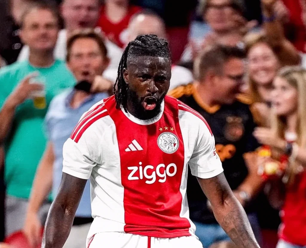 Sánchez Challenges Arokodare to Improve All-Round Game After Ajax Win