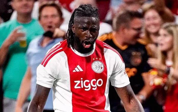 Sánchez Challenges Arokodare to Improve All-Round Game After Ajax Win