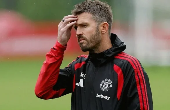 Carrick Set to Lead Manchester United at Chelsea Despite Pressure
