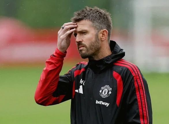 Carrick Set to Lead Manchester United at Chelsea Despite Pressure
