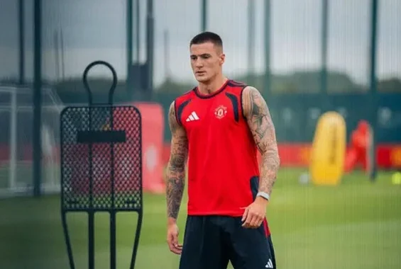 Manchester United fear long absence for striker Benjamin Šeško