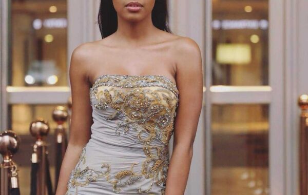 Kamo Modisakeng shows off her famous bae
