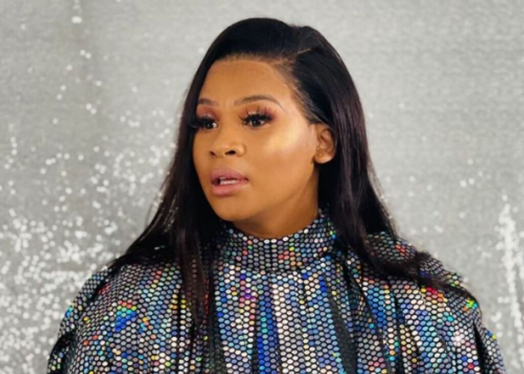 Lady Du Opens Her Own Beauty Parlour
