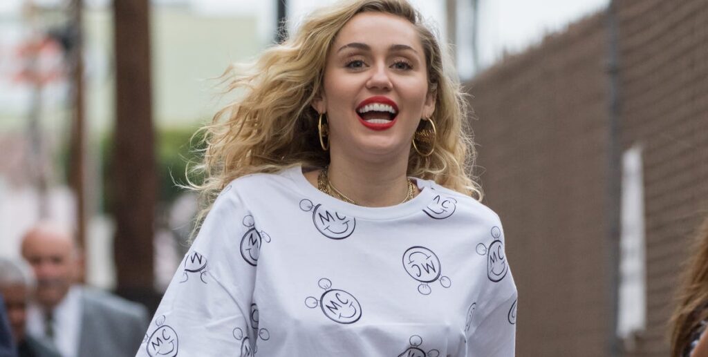Video: Miley Cyrus cries for ex lover