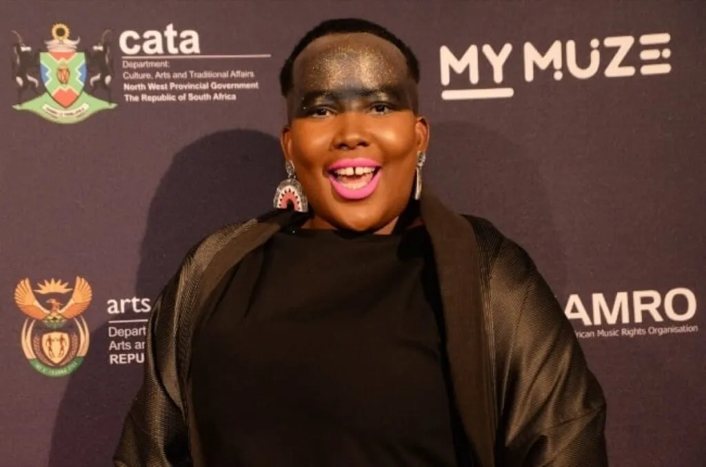 Hilarious! NomiSupasta Mazwai doesn’t think you’re rich if you don’t have manicured trees