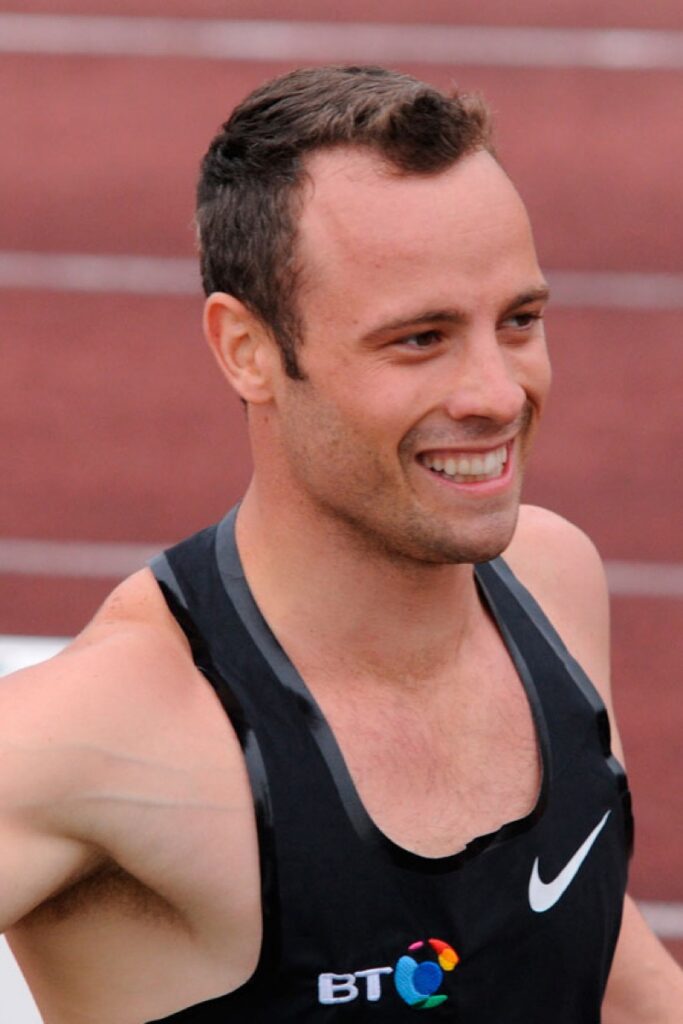 Oscar Pistorius changes night club into a boxing ring