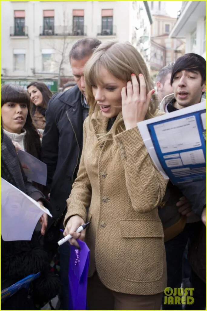 Taylor Swift takes us back to 1989