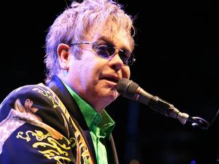 Adele apologises to Elton John