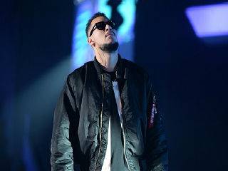 What’s Hot: AKA complains about being famous… again