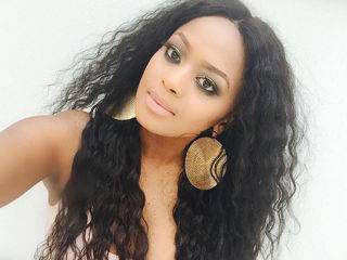 What’s Hot: Lerato Kganyago shows fans her ‘mkhaba’