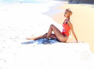 What’s Hot: Celebs let their swimsuits do the talking
