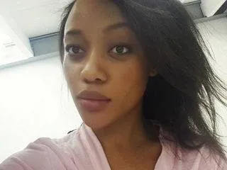 What’s Hot: Thando Thabethe has R1,000 stolen from her bag