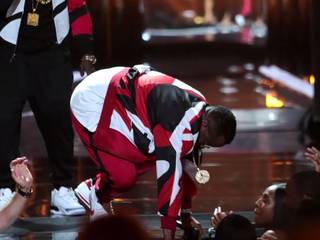 What’s Hot: Embarrassing (hilarious?) celebrity falls
