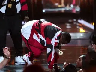 What’s Hot: Embarrassing (hilarious?) celebrity falls
