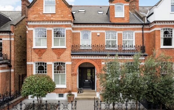 Toya Buys A House In London