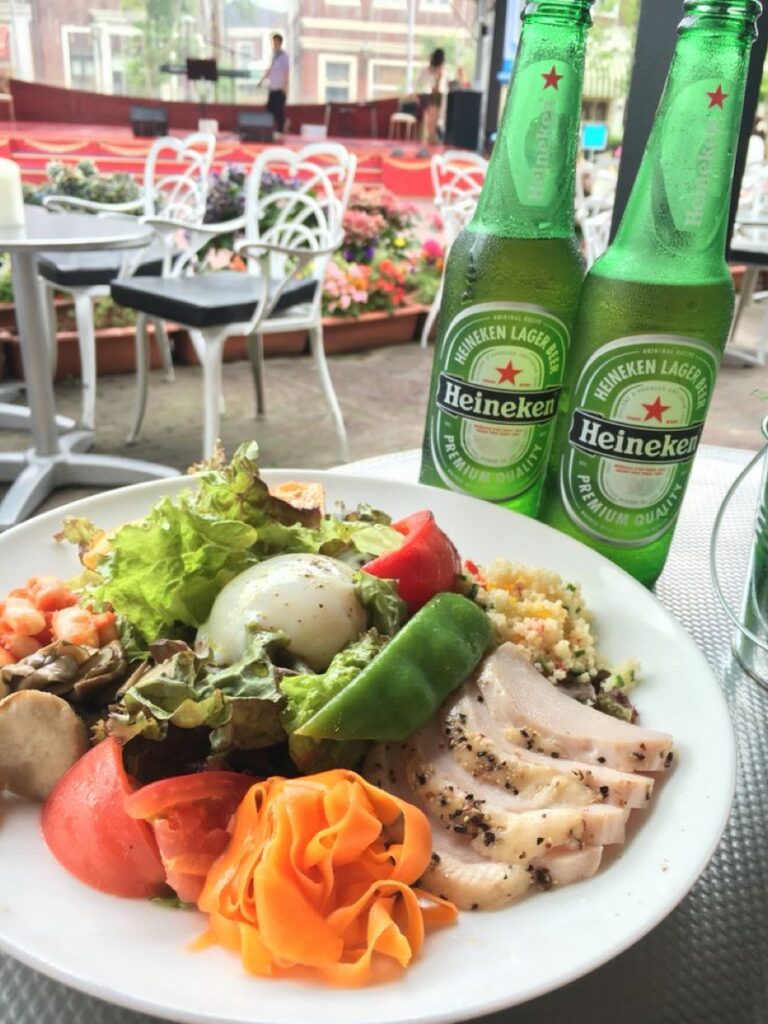ZAlebs enjoys lunch with Heineken
