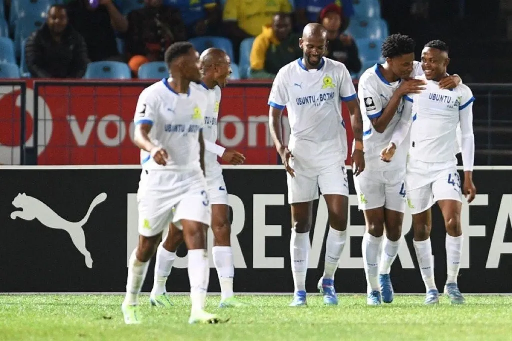 It’s a soccer affair on the Isidingo set