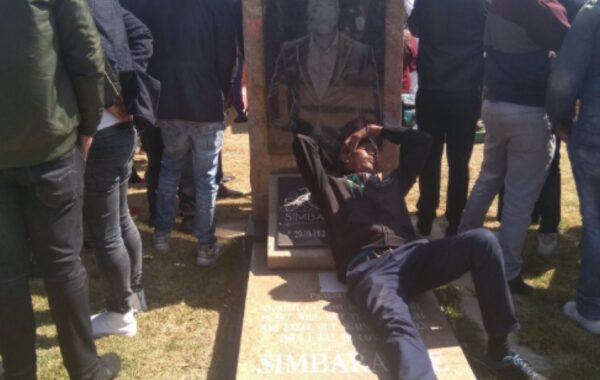 Social media reacts to drunk man sleeping on Simba Mhere’s grave