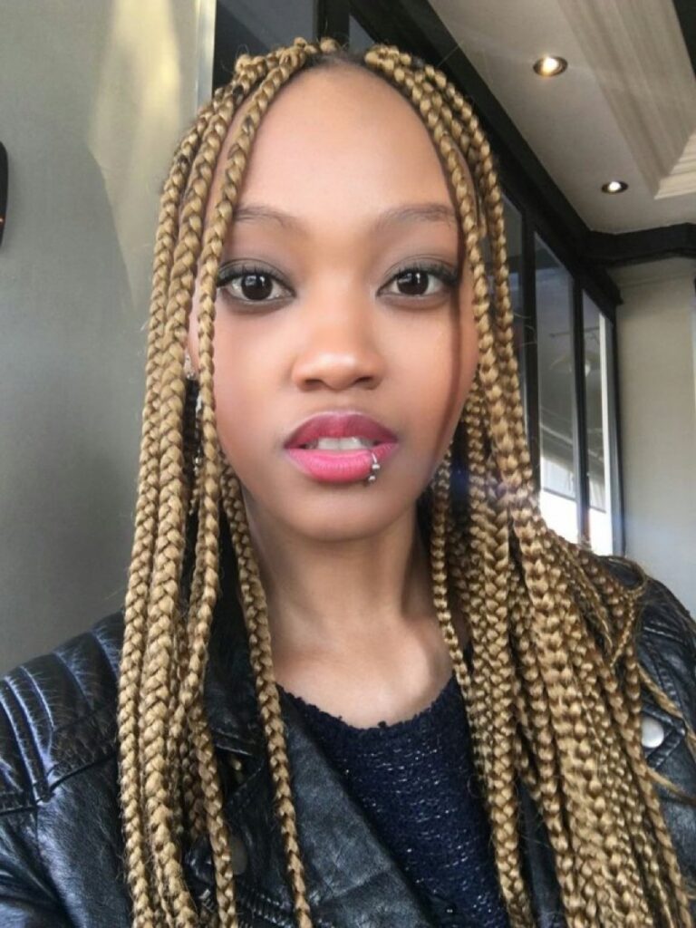 Mamiki is dating a co-star from The Queen