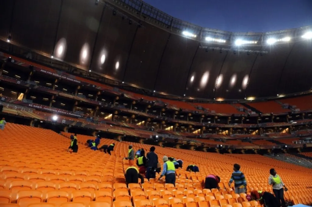 Brandy performs for empty stadium