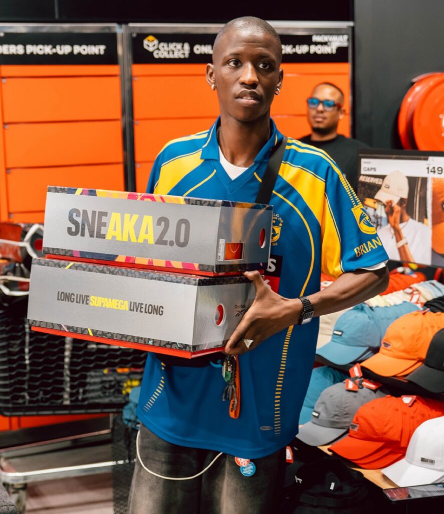 AKA Gives Fan HIS SneAKA!