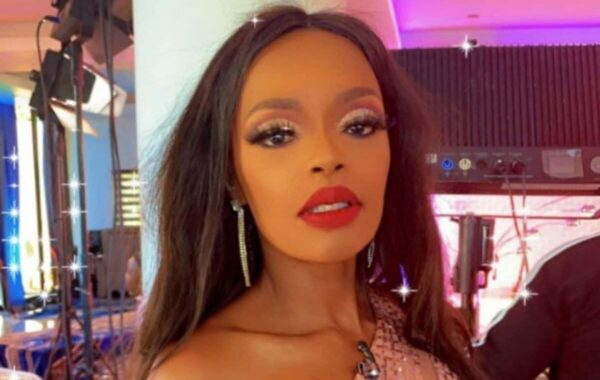 What’s Hot: Kuli Roberts’ selfie obsession