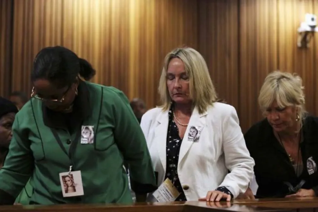 Oscar’s sister gives Reeva’s mom a letter