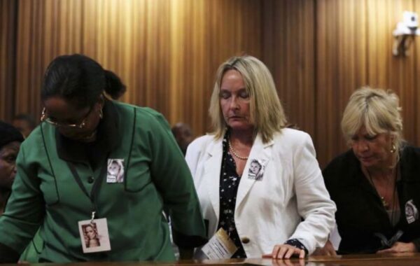 Oscar’s sister gives Reeva’s mom a letter