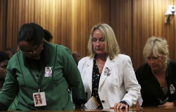 Oscar’s sister gives Reeva’s mom a letter