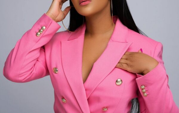 Gorgeous Mbali Catches Smoke Over The Blue Train Failure To Operate