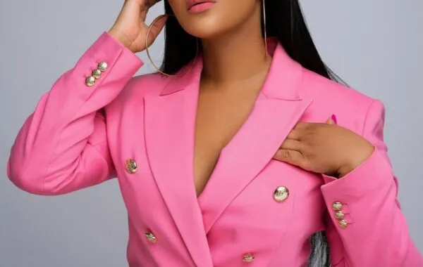 Gorgeous Mbali Catches Smoke Over The Blue Train Failure To Operate